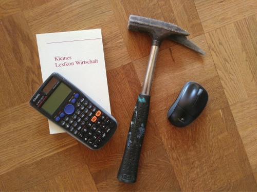 Hammer, Buch,Taschenrechner, Maus 